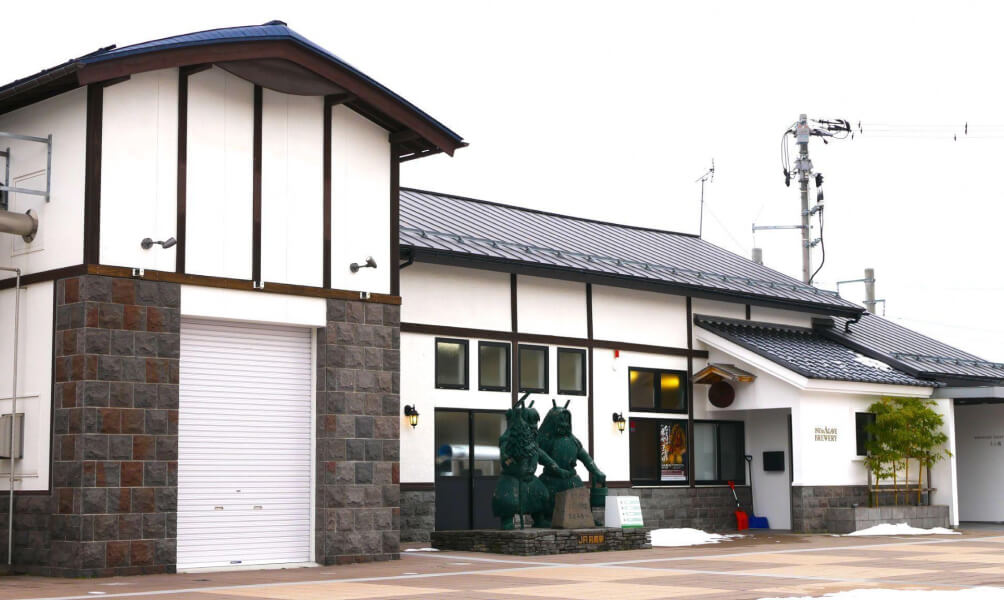 （秋田県JR男鹿駅の旧駅舎を改装した酒蔵）
